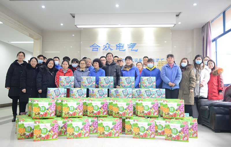 合眾電氣領(lǐng)導(dǎo)員工合影 合眾電氣領(lǐng)導(dǎo)員工合影